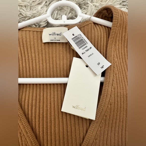 All Tied Up Aritzia Tee - Picture 3 of 6